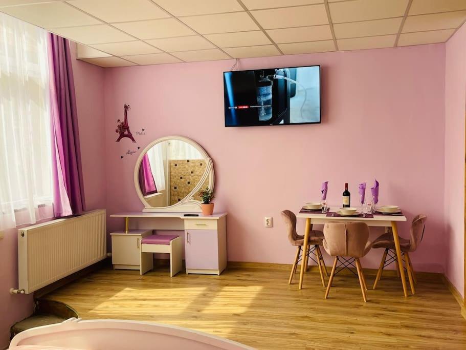 Lavender Luxury Apartment Oradea Buitenkant foto