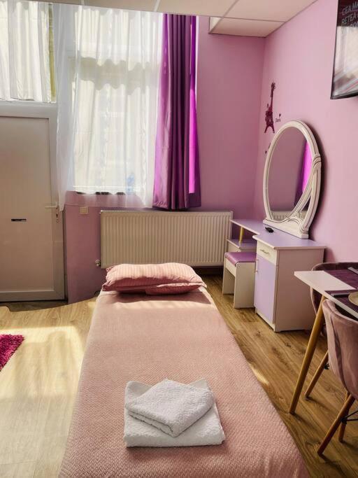 Lavender Luxury Apartment Oradea Buitenkant foto